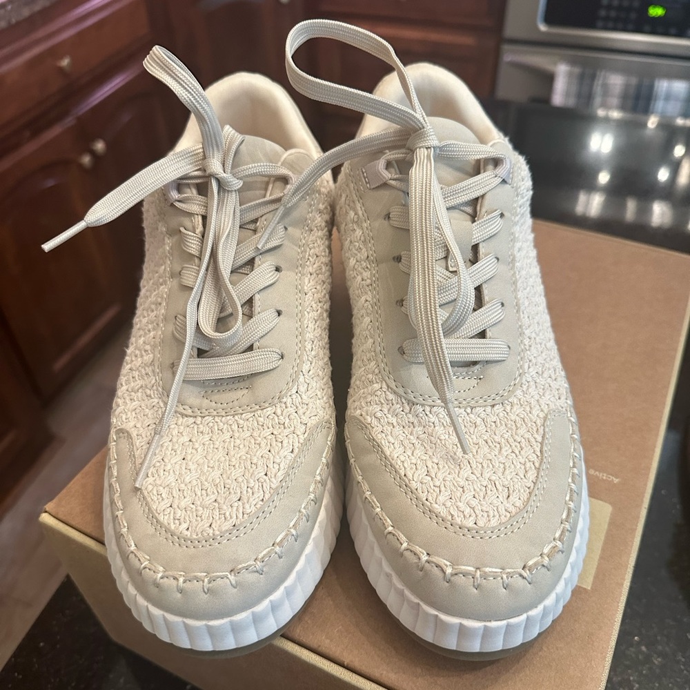 NWOT Dolce Vita Sneakers size 9